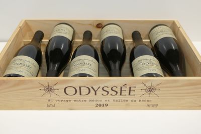 six bouteilles de vin rouge dans un coffret en bois