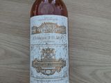 une bouteille de vin posée sur une table