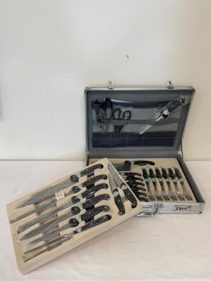 un coffret contenant un ensemble de couteaux, posé sur une table