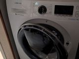 un lave-linge et un sèche-linge dans une petite pièce