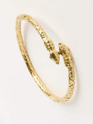 un bracelet en or orné d'une tête de serpent