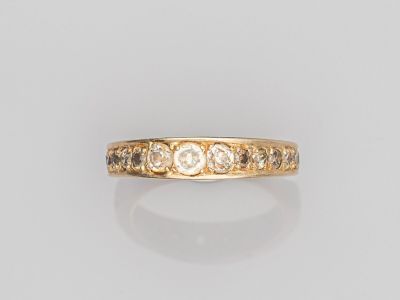 une bague en or jaune 18 carats sertie de diamants