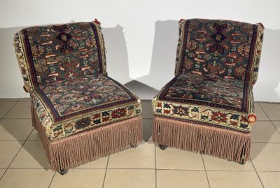 deux chaises ornées de franges, posées sur un sol carrelé