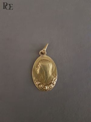 gros plan d'une pièce d'or avec un visage dessus