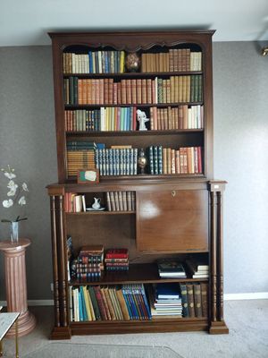 une bibliothèque remplie de livres dans un salon