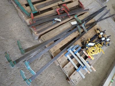 a pile of tools that are on a pallet