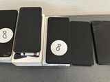 trois iPhone noirs posés les uns à côté des autres sur une table