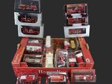 la boîte contient de nombreux modèles différents de camions de pompiers miniatures