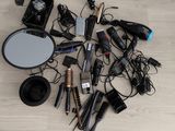 beaucoup de sèche-cheveux et d'autres accessoires pour les cheveux par terre