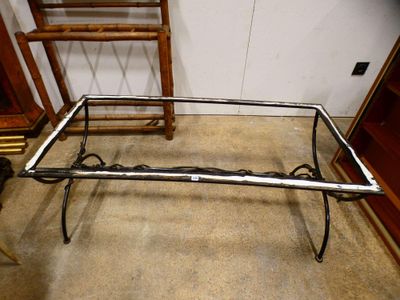une table en verre surmontée d'un piètement métallique