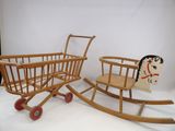 deux fauteuils à bascule en bois et un cheval à bascule sur fond blanc