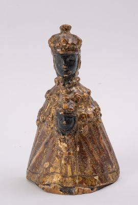 une figurine antique en bronze représentant une femme coiffée d'une couronne