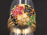 une image d'une bague en or ornée de pierres multicolores