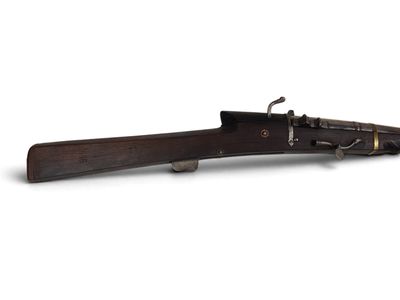 un vieux fusil avec un canon et une crosse en bois, sur fond blanc