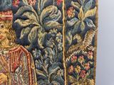 une photo d'une tapisserie sur laquelle figure l'image d'un homme