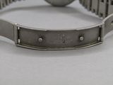une montre attachée à un bracelet, posée sur une table