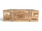 un gros plan d'un coffret à vin en bois sur fond blanc
