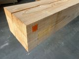 un gros morceau de bois posé par terre