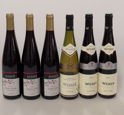 plusieurs bouteilles de vin sont alignées sur une table