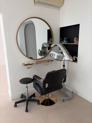 une chaise et un miroir dans un coin de la pièce
