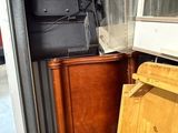 Plusieurs meubles sont empilés dans un local de stockage