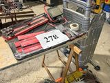 une table avec des outils dans une pièce