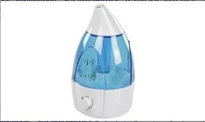 un humidor blanc et bleu posé sur une table