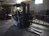 un chariot élévateur dans un garage rempli d'outils