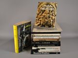 plusieurs livres sont empilés sur une table
