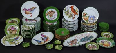 PARTIE DE SERVICE en porcelaine de Limoges à décor peint à l…