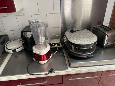 un mixeur posé sur un plan de travail dans une cuisine