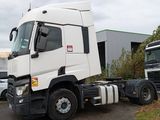 un camion blanc garé devant un bâtiment