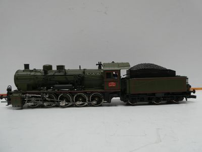 un petit train qui roule sur les rails dans la neige