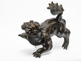 statue en bronze représentant un chien tenant une balle dans la gueule