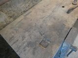 un morceau de bois posé sur une table