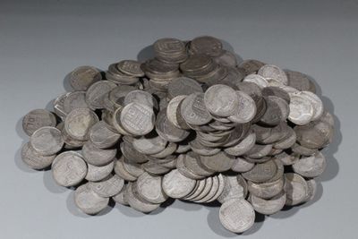 une pile de pièces d'argent sur une table