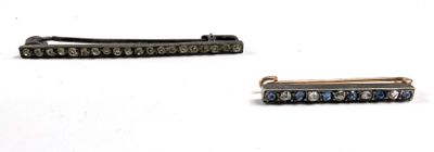 deux types différents de barrettes sur un fond blanc
