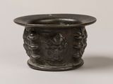 un vase noir orné d'un motif sur fond blanc