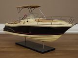 une maquette de bateau posée sur un socle au sol