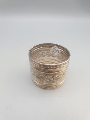 une image représentant une bague en argent avec une petite pièce au centre