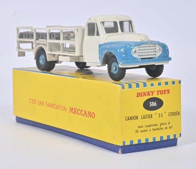un camion jouet posé sur une boîte
