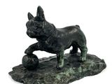 statue d'un chien posé sur un rocher, sur fond blanc