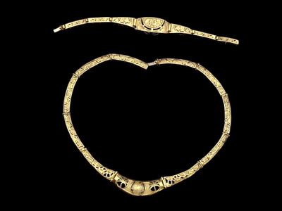 un collier en or en forme de cœur orné d'un serpent