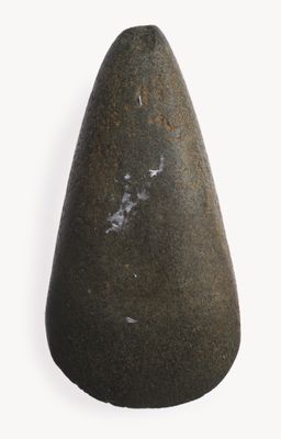une image représentant un objet en pierre sur fond blanc