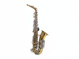 un saxophone argenté et doré qui vole dans les airs