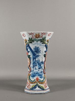 un vase bleu et blanc sur lequel est représenté un homme dans un bateau