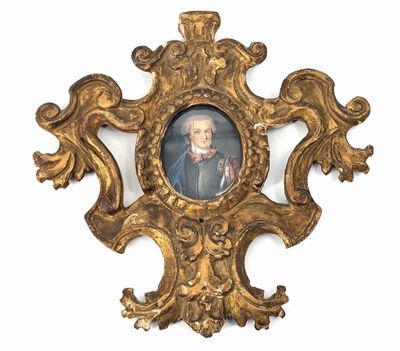 un tableau ancien représentant un homme en manteau bleu, dans un cadre doré