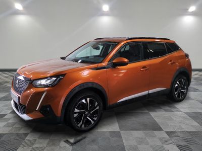 un SUV Toyota C-HR orange de 2020 garé sur un sol à damier