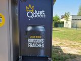 une poubelle qui se trouve à côté d'une autre poubelle
