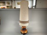 une lampe posée sur une table dans une pièce